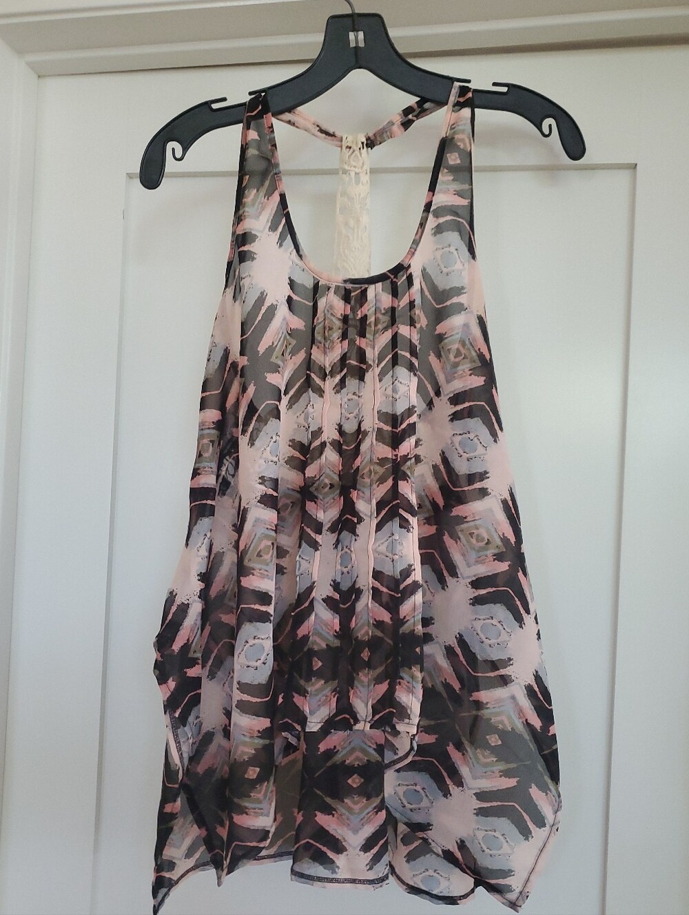 Passport Trapeze Sheer Pleated Print & Crochet Back Adjustable Tank Sz S
